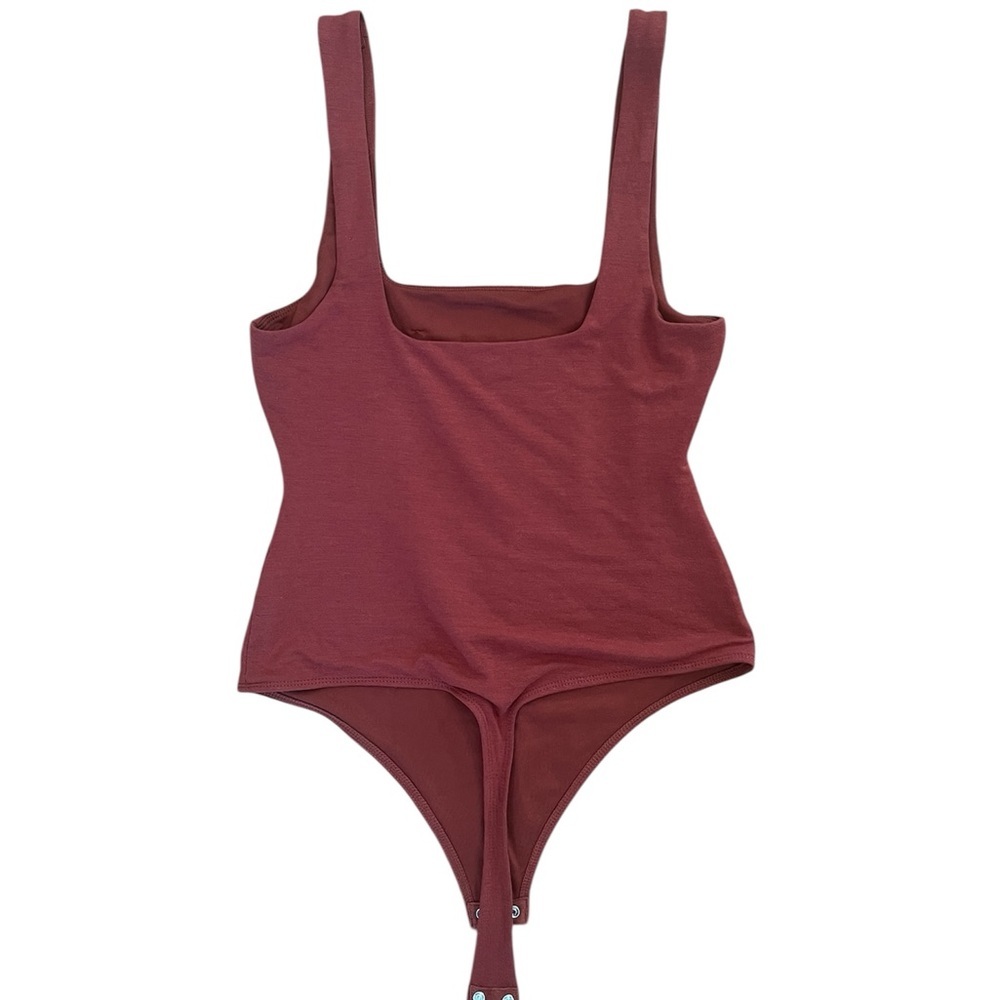 Good American Modern Tank Square Neck Contour Sculpting Thong Bodysuit in Brick - Picture 8 of 10